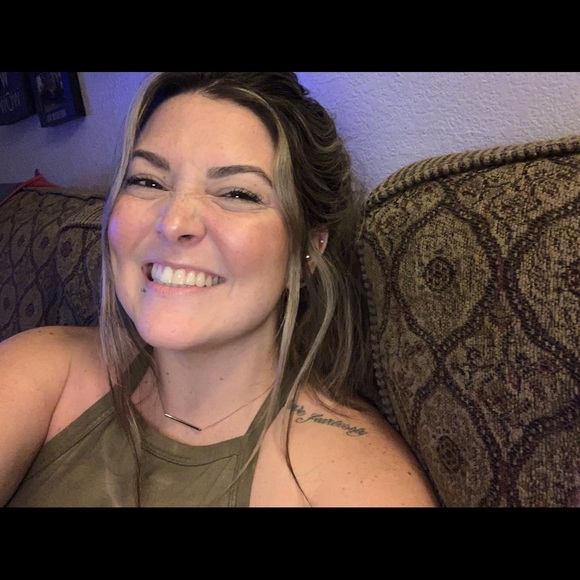 Meet your Posher, Erica - Picture 3 of 16